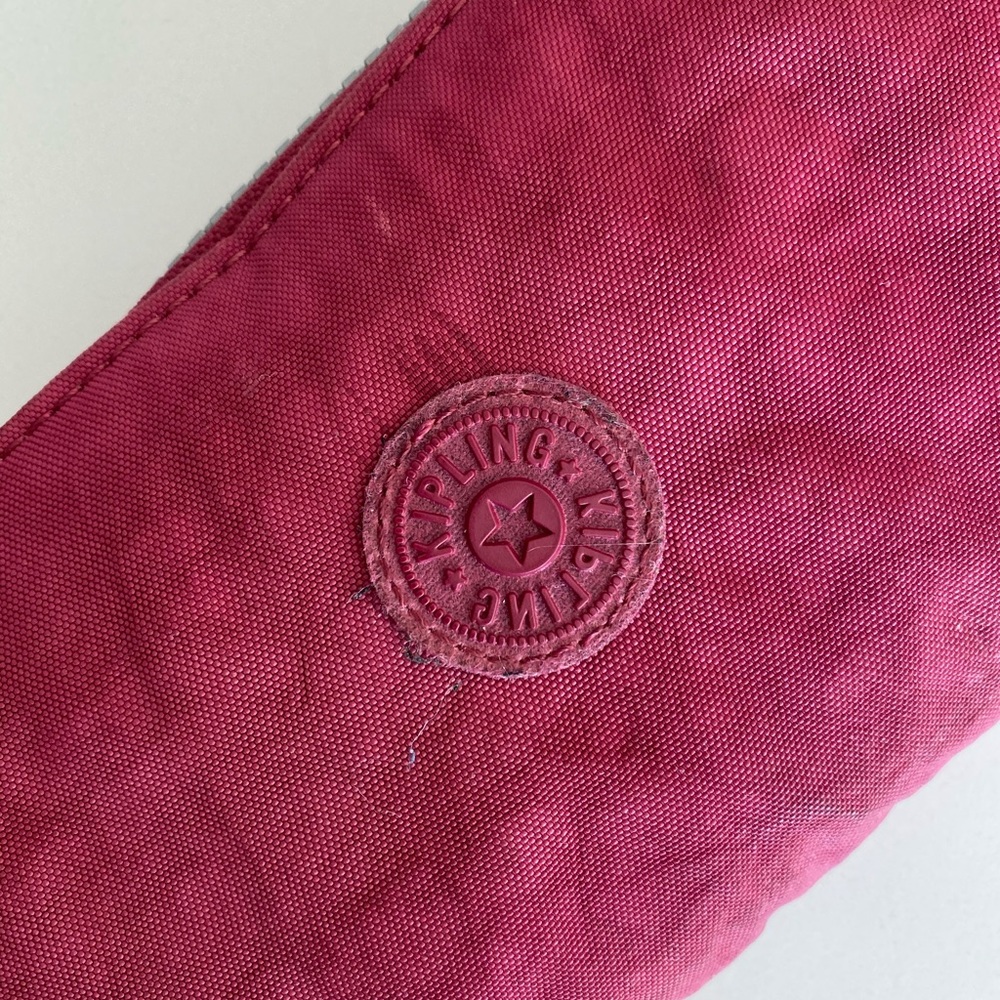 Rounded zipper wallet